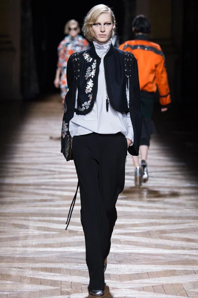 Look 44